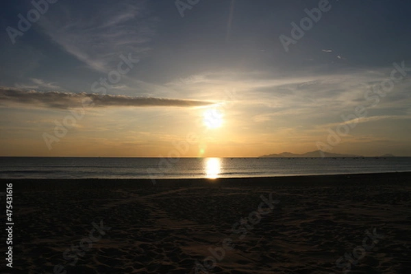 Obraz ベトナムダナンの朝日を目指してビーチ沿いを散歩したときの写真です。朝5時半くらいです。