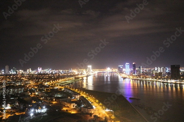 Obraz リゾート地で有名なベトナムダナンの中心部の夜景です。