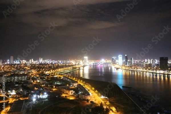 Obraz リゾート地で有名なベトナムダナンの中心部の夜景です。