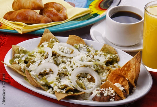Obraz Chilaquiles en salsa verde. Comida mexicana