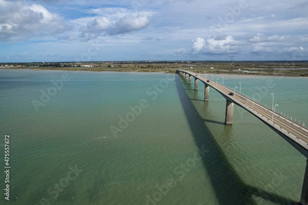 Fototapeta Vue Aérienne proche Viaduc de la Seudre, avec quelques voitures, France, Charente Maritime