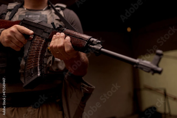 Obraz Man handling firearm
