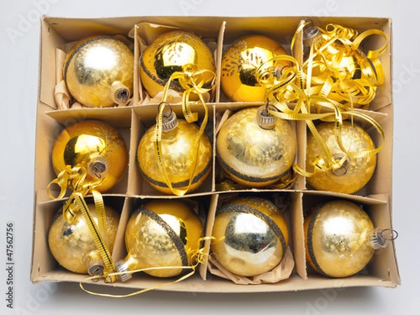 Obraz Pappkarton mit Weihnachtsbaumkugeln