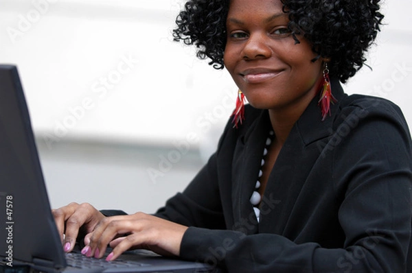 Obraz pani na komputerze uśmiecha się