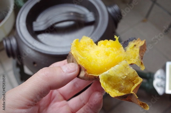 Obraz 寒い冬の日に食べる新鮮な甘いやきいも
