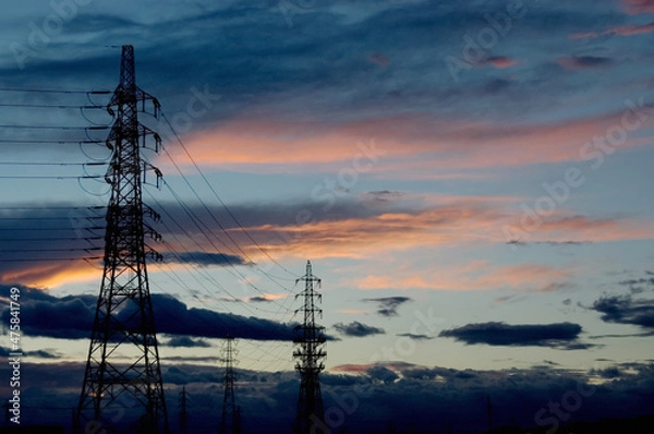 Obraz 低い雲と夕焼け空の中に立つ鉄塔