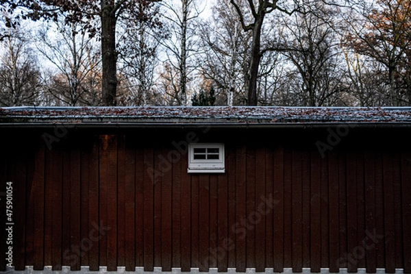 Obraz Holzhaus mit kleinem Fenster
