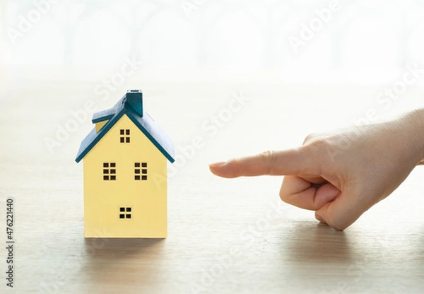 Fototapeta 집한채와 집을 가리키는 여성의 손