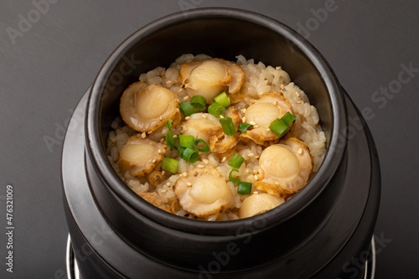 Fototapeta ホタテの釜飯　(ホタテの炊き込みご飯)