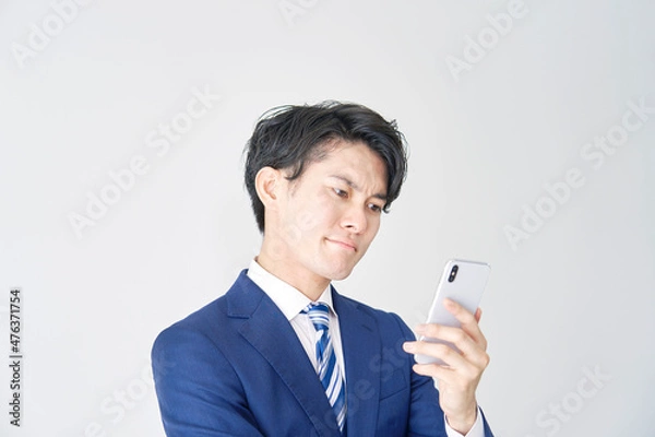 Fototapeta ビジネスマン　スマホ　考える　白背景