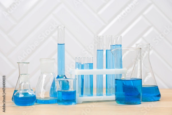 Fototapeta Laboratory glassware with test tubes. flasks, dropper, petri dishes, measuring cups and cylinders for scientific laboratories, laboratory equipment and analysis