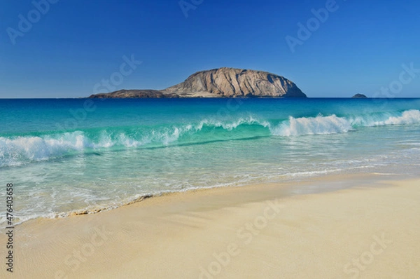 Fototapeta Beautiful Playa de las Conchas with Montana Clara in the background. The island La Graciosa, belonging to Lanzarote, Canary Islands, Spain.