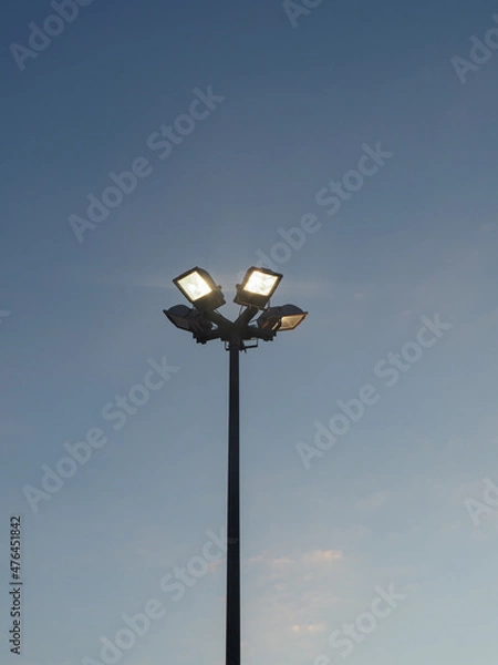 Fototapeta Leuchtende Laterne am Abend oder am Morgen in der Früh.