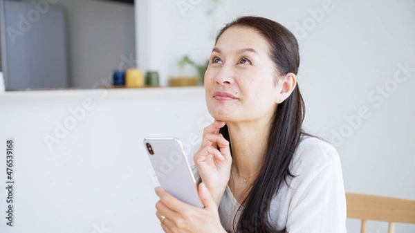 Fototapeta スマホを使うシニア女性