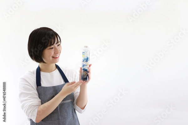 Fototapeta 	ハーバリウムを持つ女性