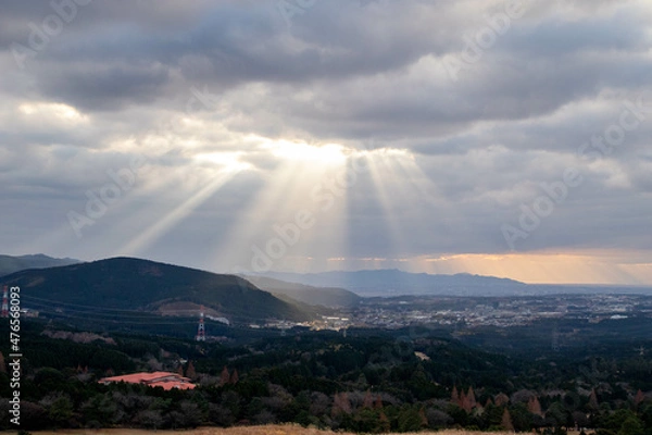 Obraz 雲の間から差す太陽の光