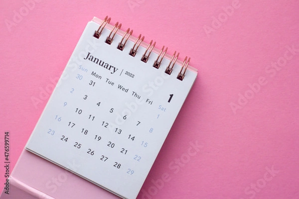 Fototapeta Desktop calendar for January 2022 on a pink background.