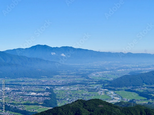 Obraz 7月半ば（夏）・午前中 陣馬形山の山頂展望台からの景色（伊那市方面） 長野県上伊那郡中川村