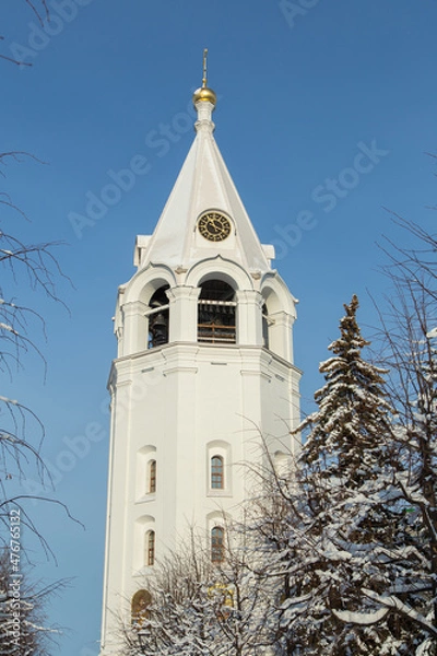 Fototapeta Bell Tower Spaso-Preobrazhenskiy in Kremlin, Nizhniy Nozgorod, winter sunny landscape with trees in snow and church