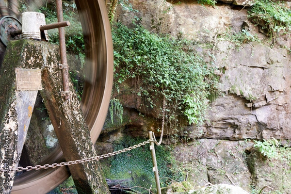 Obraz 自然の中で動く水車