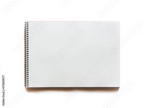 Fototapeta 螺旋綴じのスケッチブックの白い画用紙。白色背景で真上から撮影。