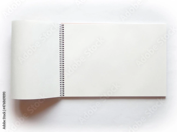 Obraz 開いたスケッチブックの白い画用紙のコピースペース。真上からの撮影。