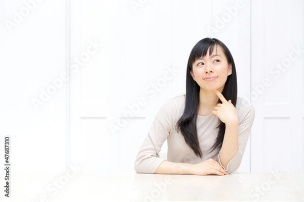 Fototapeta テーブルの前に座る女性