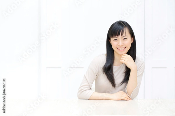 Fototapeta テーブルの前に座る女性