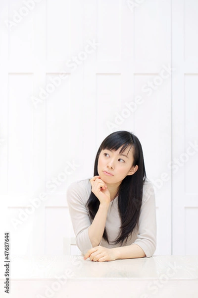 Fototapeta テーブルの前に座る女性