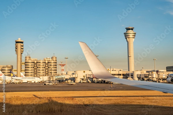 Obraz 夕方の東京国際空港ターミナルと管制塔