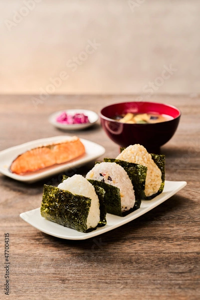 Obraz おにぎりと鮭と味噌汁