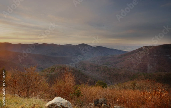 Obraz A winter sunset in the Blue Ridge Mountains with the colors of the setting sun reflected in the clouds overhead