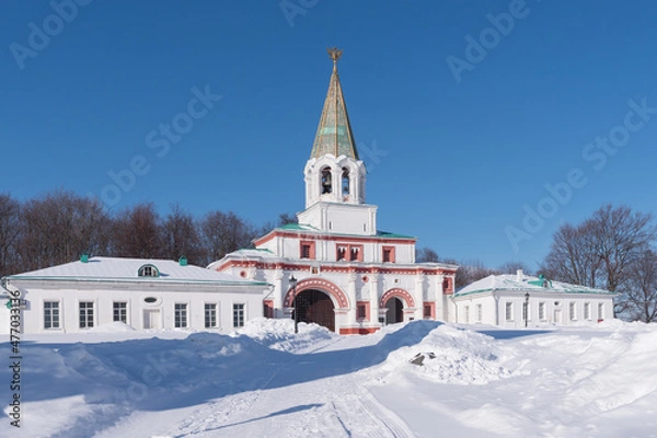 Fototapeta Museum-reserve Kolomenskoye. The Front Gate ensemble from the side of Voznesenskaya Square (16-19 centuries) on a clear winter day. Moscow, Russia