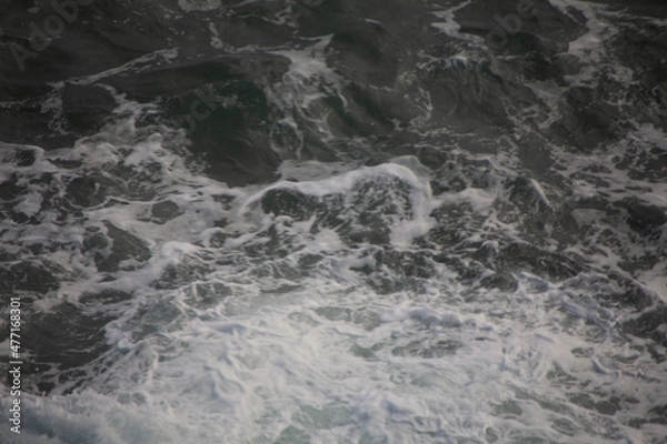 Obraz Waves crashing on rocks