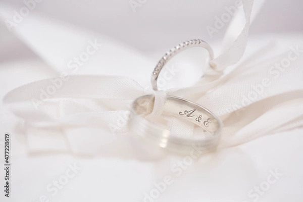Obraz wedding rings on a pillow