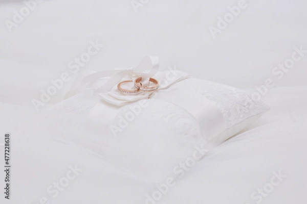 Obraz wedding rings on a pillow