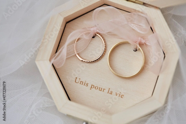 Obraz wedding rings in a box