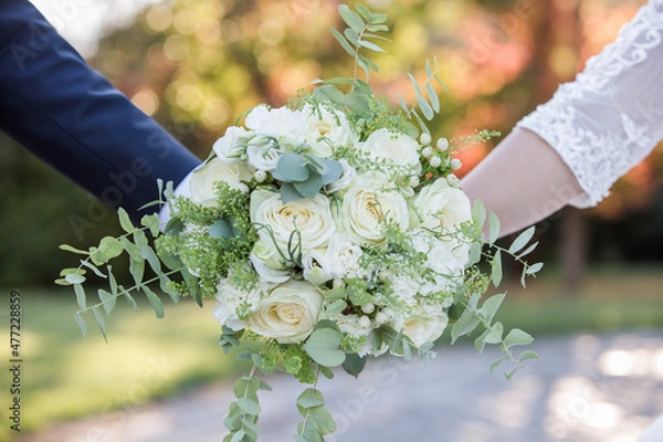 Obraz bride holding bouquet