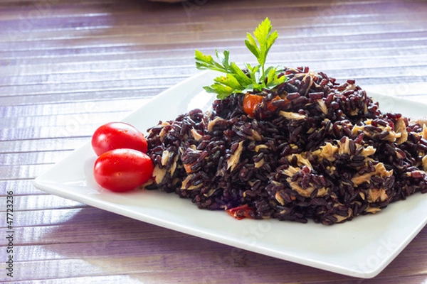 Obraz Black rice with tuna and tomatoes