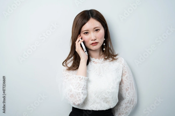 Fototapeta 携帯電話を使う女性