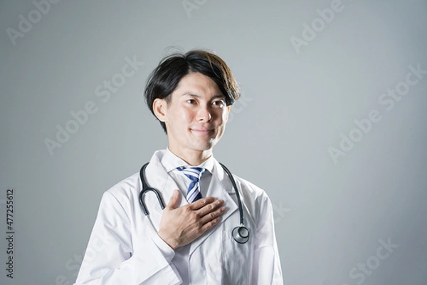 Fototapeta 男性　医者　グレー背景