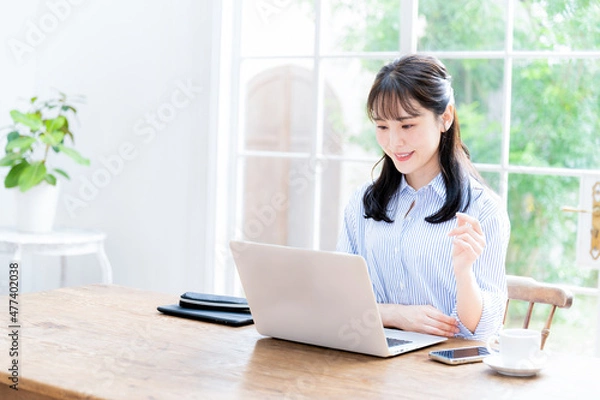 Obraz パソコンをみて考える女性