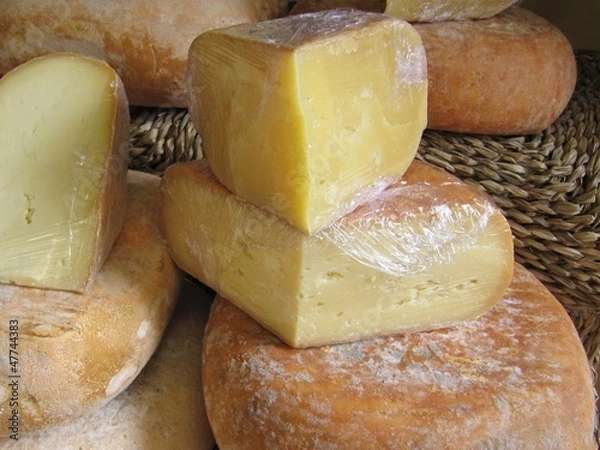 Obraz Queso artesanal a la venta.