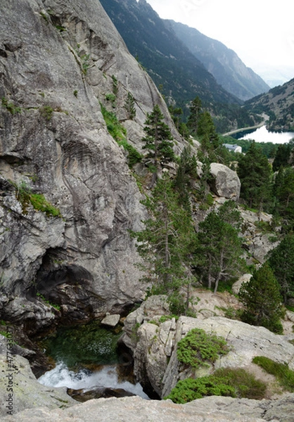 Fototapeta Waterfall in the mountains of Ordesa and Monte Perdido