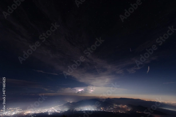 Fototapeta 富士山から望む夜景と雷雲