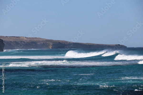 Fototapeta waves crashing on rocks