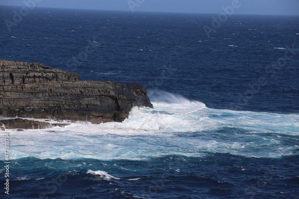 Fototapeta waves crashing on rocks