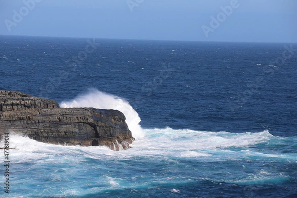 Obraz waves crashing on rocks