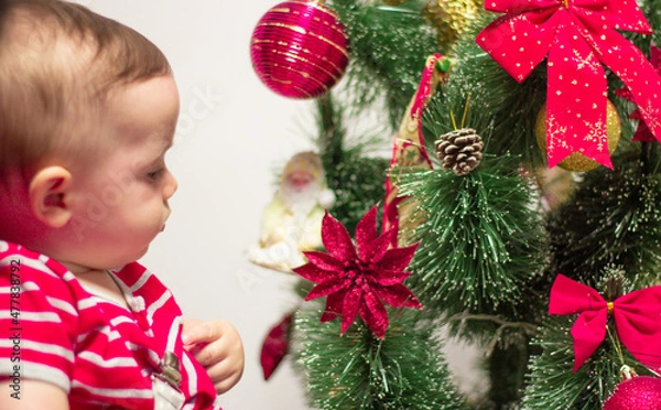 Obraz Admirando os lindos enfeites da árvore de Natal