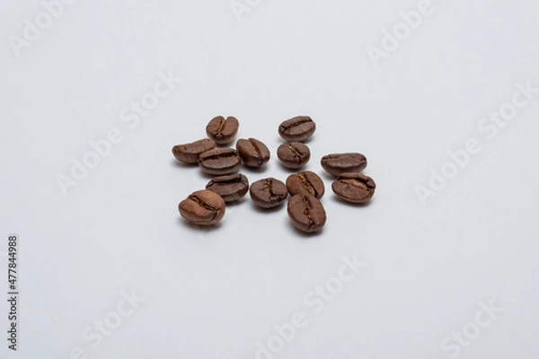 Obraz Coffee beans on a white background.